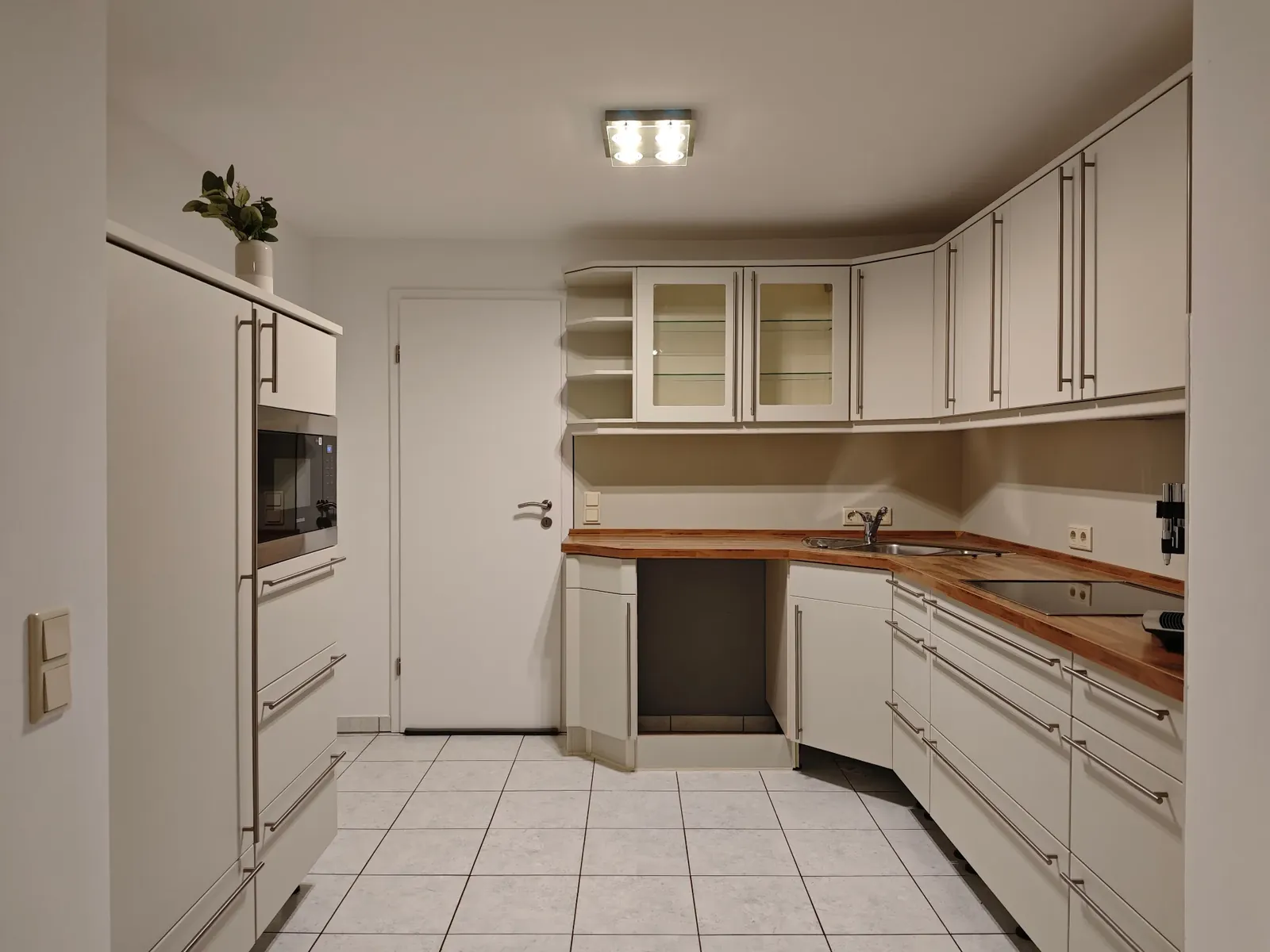 Küche mit Resimdo Linen S128 foliert. Küchenrückwand, Regal, Abschlussleiste und Lichtleiste foliert