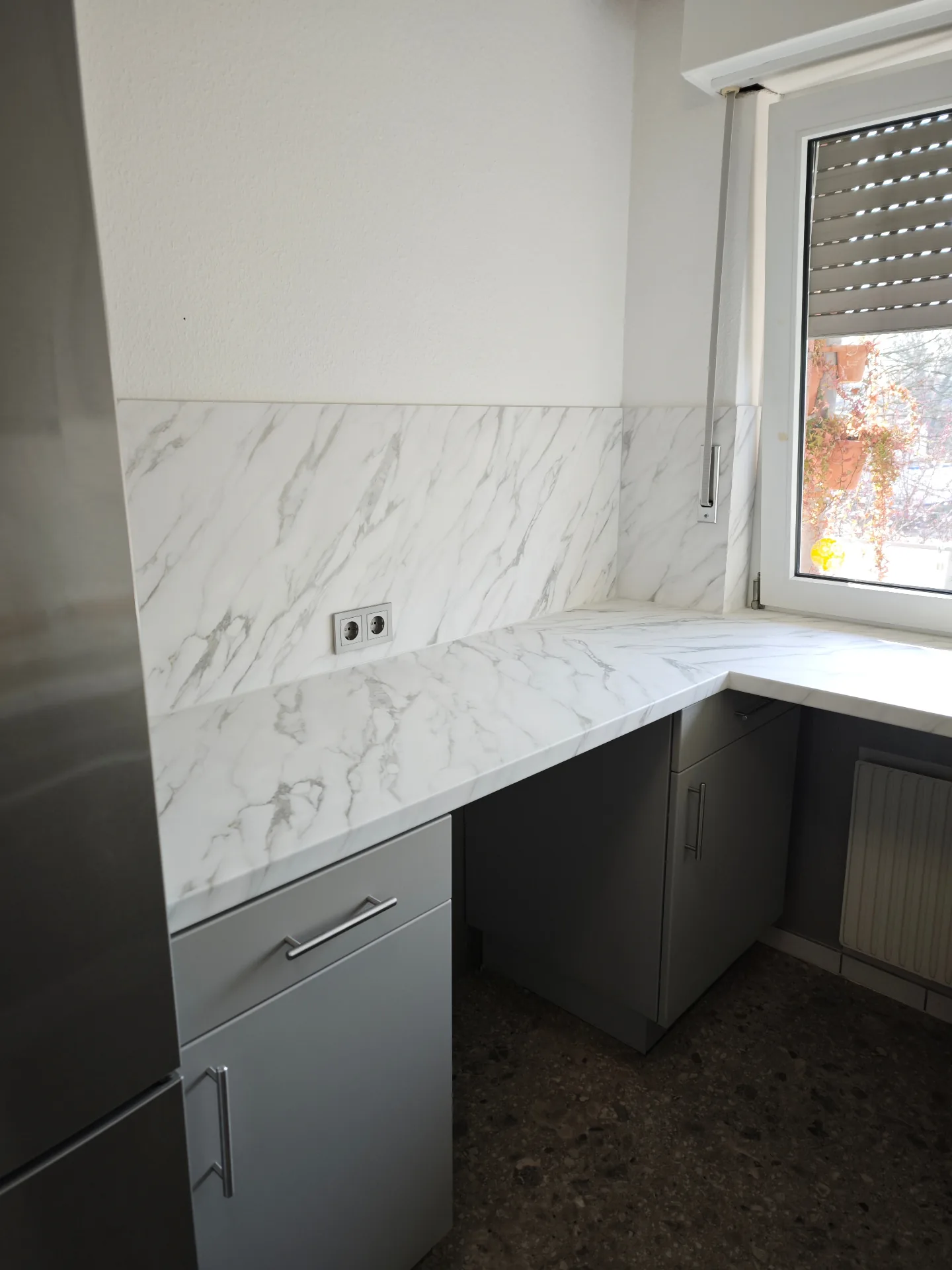 Küche nachher - moderne graue Fronten mit Marmor-Arbeitsplatte