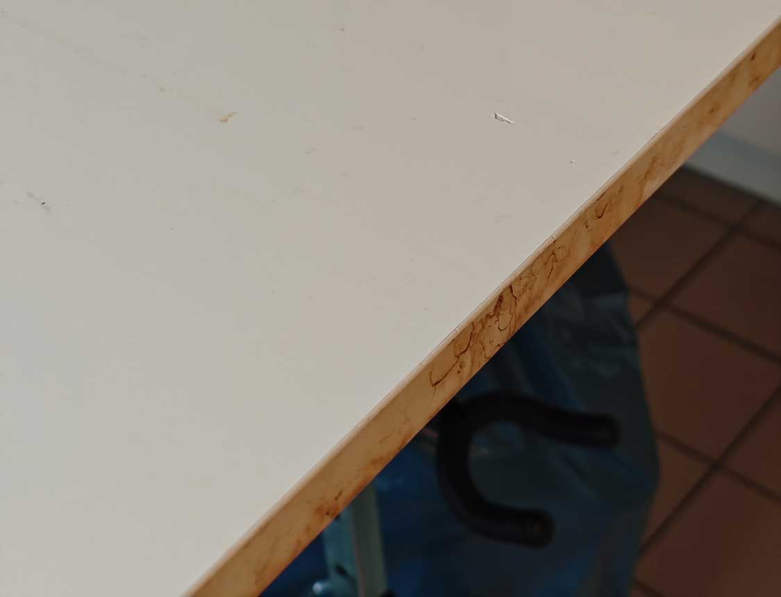 Vergilbte Küche und defekte Umleimer? So wird Ihre alte Küche wieder strahlend weiß!
