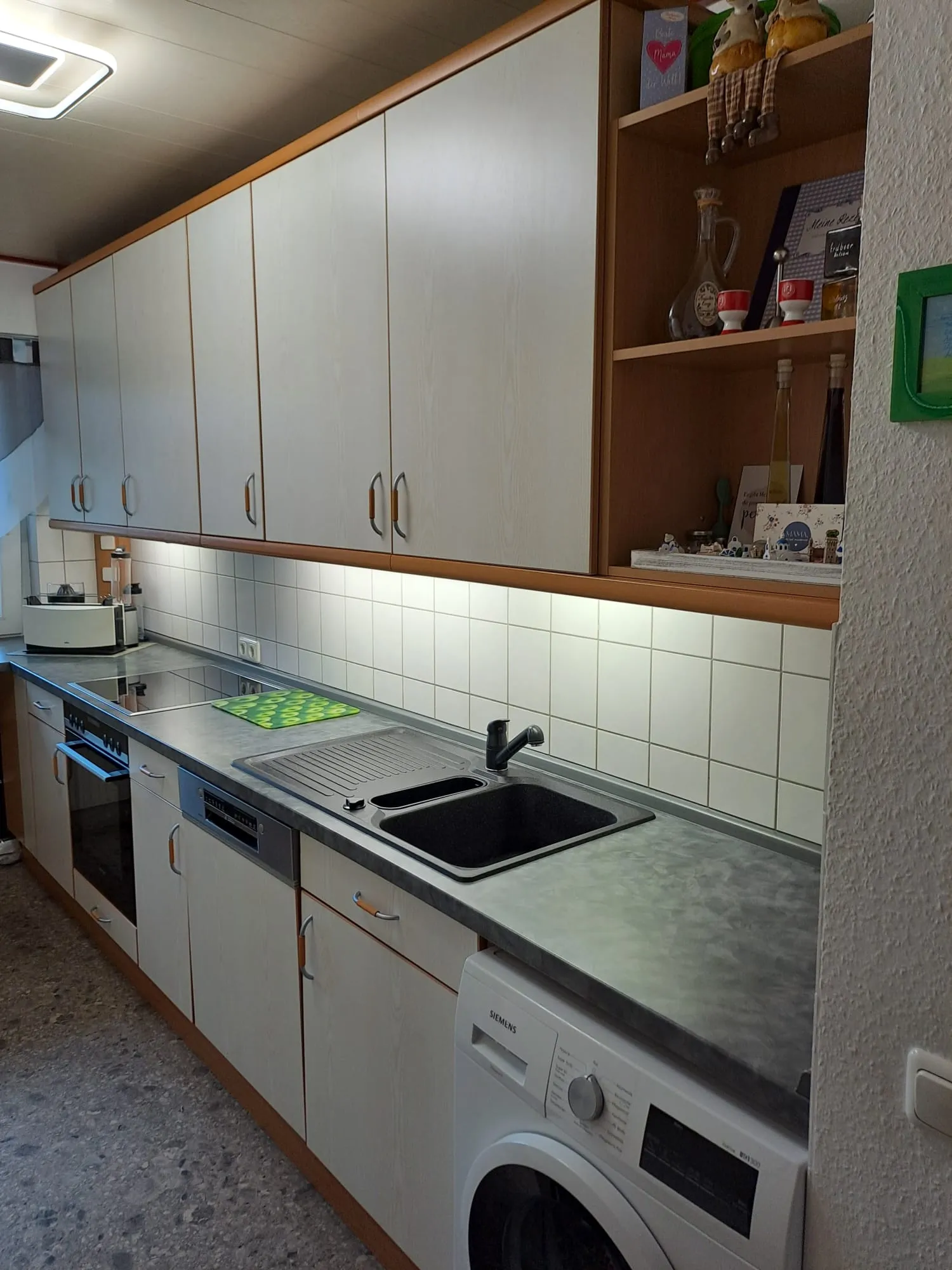 Küche vorher: Holzfronten mit Fliesenrückwand – Gesamtansicht
