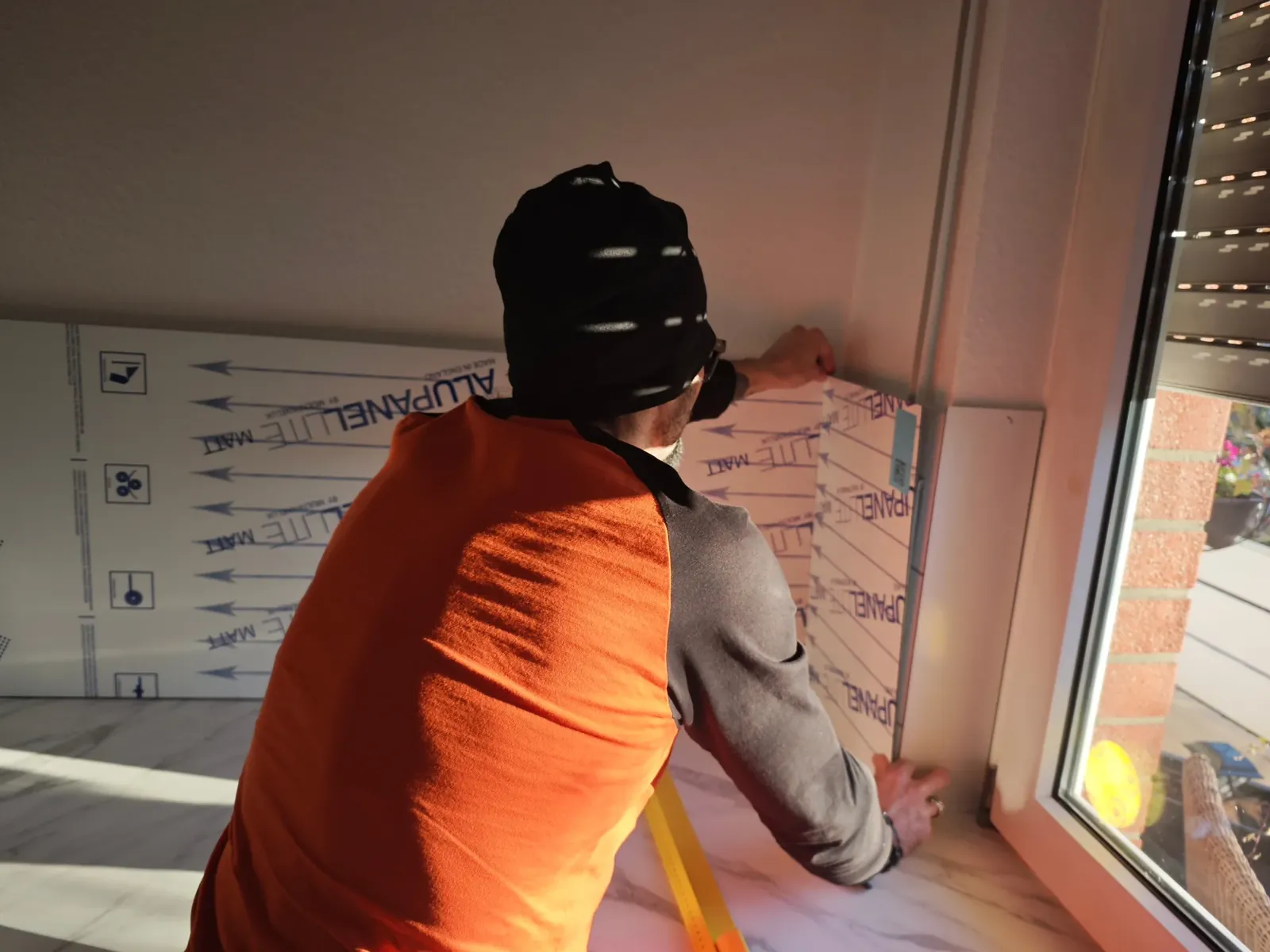 Zuschnitt der Aluverbundplatten – Aufmaß am Fenster
