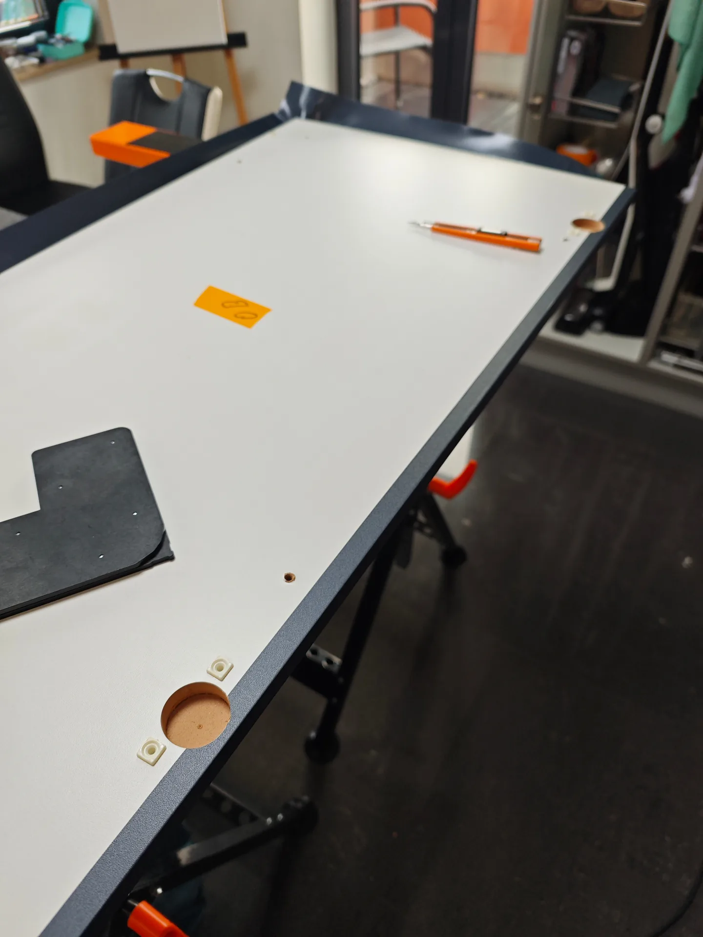 Folientechniker Markus Raich bei der präzisen Folierung einer Küchenrückwand