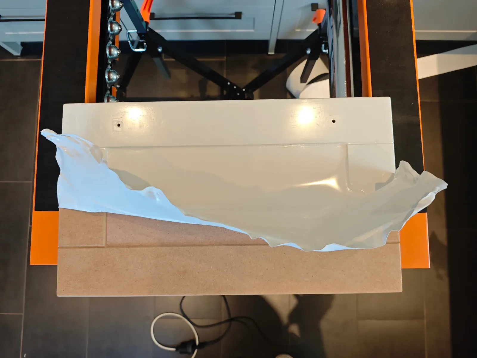 Küchenschublade mit vollständig entfernter Altfolie als Vorbereitung für die neue Folierung