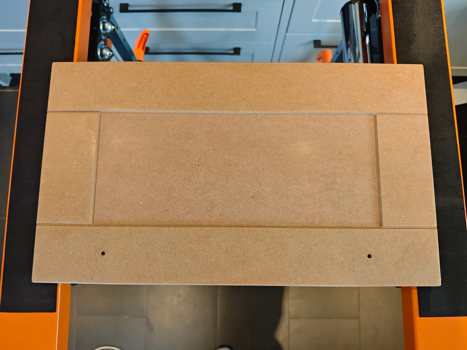 Freigelegte und angeschliffene MDF-Platte einer Schubladenfront, bereit für die neue Folierung
