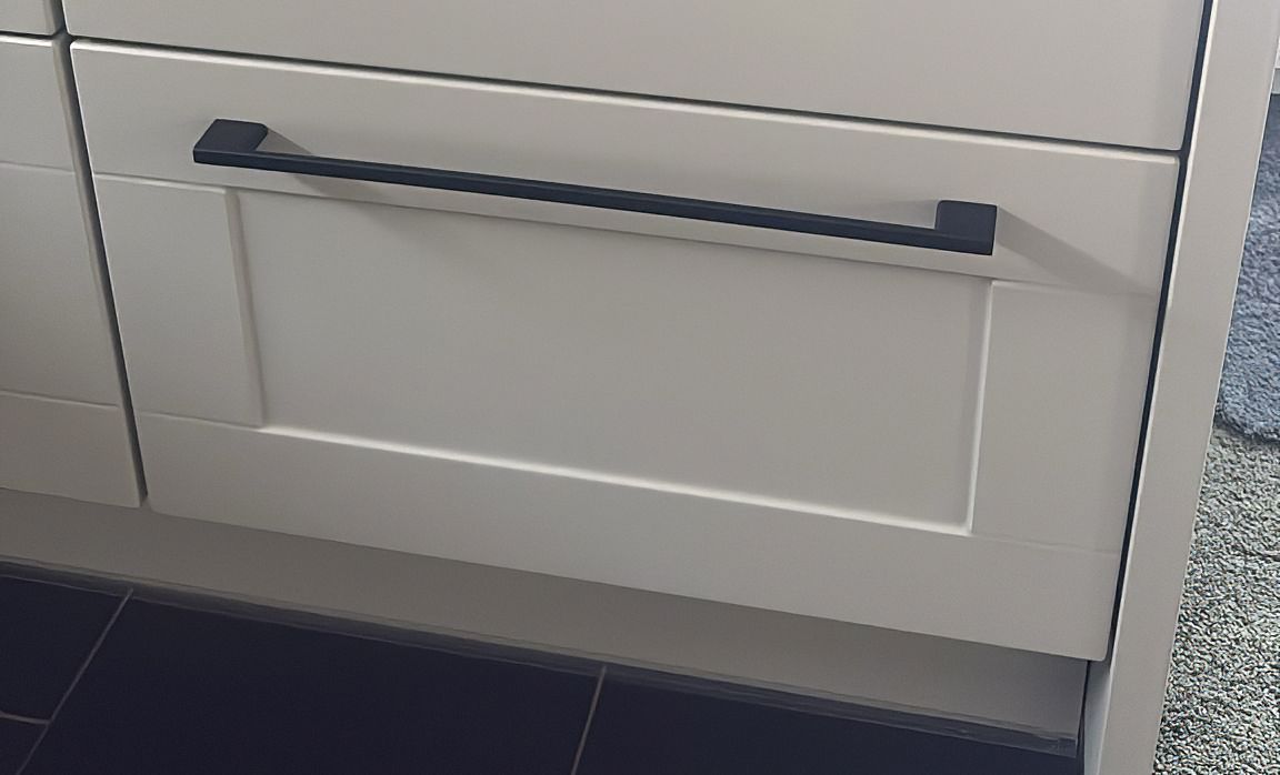 Fertig folierte Küchenschublade in Resimdo Grit (Taupe/Greige) – professionelles Endergebnis